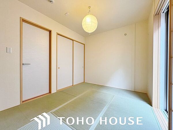和室が持つ特別な時間、麗らかな春のやわらかな時、冬枯れの時がもたらす凛とした時間、経る年月によって表情を変える特別な場所、家族みんなのお気に入りの空間です。