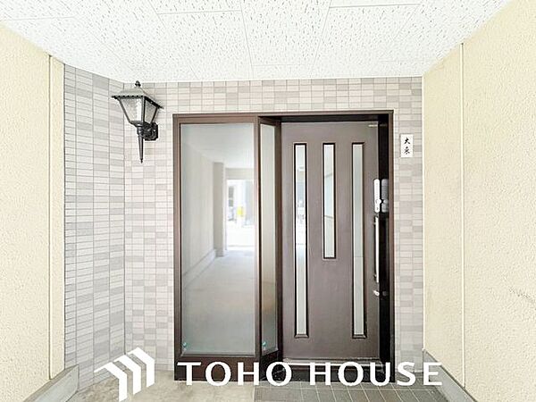 落ち着いた木目調やモダンなカラーの断熱ドア（またはスリットガラス付き仕様）を採用した、品格のある玄関。防犯性の高いダブルロック（または手動・電子錠対応）など、機能面にも配慮された設計です。