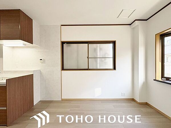 家の中で一番長く過ごす場所だからこそ、居住性と居心地の良さにこだわったリビング。コンパクトながらも窓からの景色や採光を取り入れることで、リラックスして過ごせる空間を確保しています。
