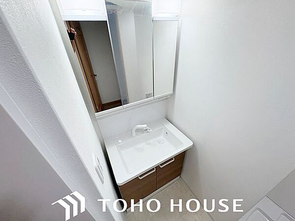 大きく見やすい三面鏡で清潔感ある洗面台。収納も多く、コスメ等もスッキリと仕舞えます。キッチンに隣接した位置関係ですので、家事動線もよく、ご家族のコミュニケーションが生まれ易い配置となっています。