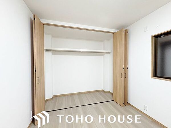 可動棚（または固定棚）が配備され、高さを調節しながら無駄なく荷物を詰め込める機能的な物入れ。散らかりがちな日用品のストックや掃除用具などを一箇所に集約できるため、住まい全体の美観をキープできます。