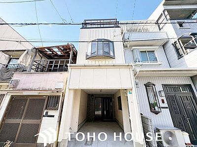 外観:モダンなサイディングやアクセントカラーを効果的に配した、意匠性の高い外観デザイン。細部の部材やサッシの配置にまでこだわることで、シンプルながらも単調にならない立体的な美しさを表現しています。 外観:モダンなサイディングやアクセントカラーを効果的に配した、意匠性の高い外観デザイン。細部の部材やサッシの配置にまでこだわることで、シンプルながらも単調にならない立体的な美しさを表現しています。