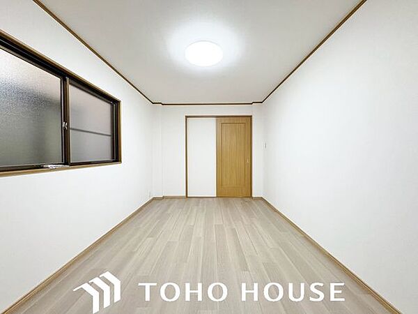 一日の疲れを癒やすのにふさわしい、落ち着いた雰囲気が魅力の洋室。十分な居住性を確保しており、ベッドを配置しても圧迫感を感じにくいため、ご家族がゆったりとリラックスして過ごせる設計です。