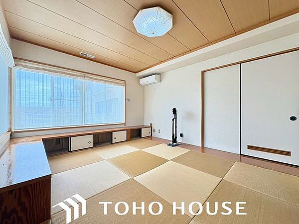 京阪本線「香里園」駅より徒歩11分！敷地面積359.68平米の広大な敷地に佇む5SLDKの邸宅。全室エアコン完備やIHキッチンなど、新生活を快適にスタートできる設備が整っています。