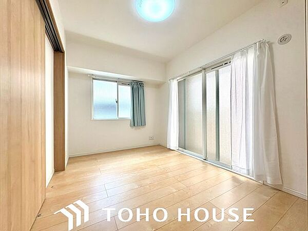 大きな窓からたっぷりと陽光が注がれる明るい空間。家族の成長に対応できる永住仕様の間取り。一日の疲れをいやしてくれる主寝室。時を忘れて過ごす場所として過ごせるお部屋。