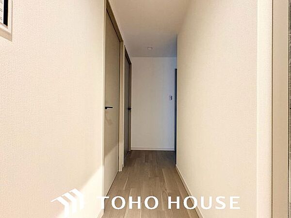 「行ってきます」と「ただいま」は、この玄関から始まります。清潔感のある空間を保てるよう、収納スペースを広く設けておりますので、たくさんある靴もすべて収納して頂け、玄関をスッキリ綺麗な空間に纏めます。