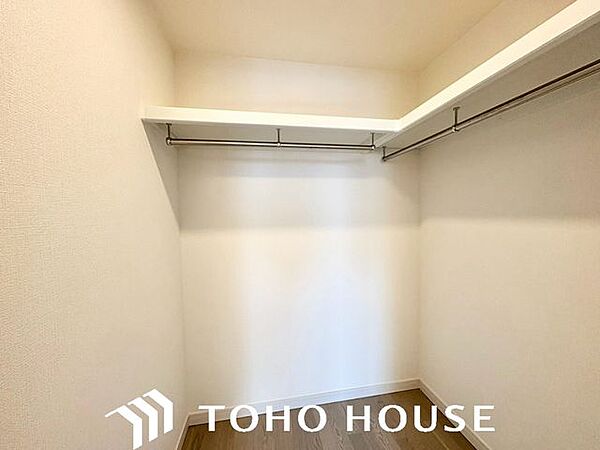 たくさんの洋服をかけてもシワになりにくいウォークインクローゼット。洋服以外にも、普段使わない家電やスーツケース、ストック品など何でも片付く嬉しい空間です。