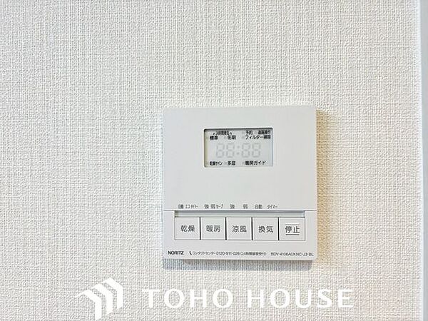 寒い日に予め浴室を暖めておく事によって、ヒートショックを防ぎます。夏の暑い日には涼風で浴室を快適に保ちます。洗濯物の乾燥機としてもお使いになって頂けますので、雨の日のお洗濯物も安心ですね。