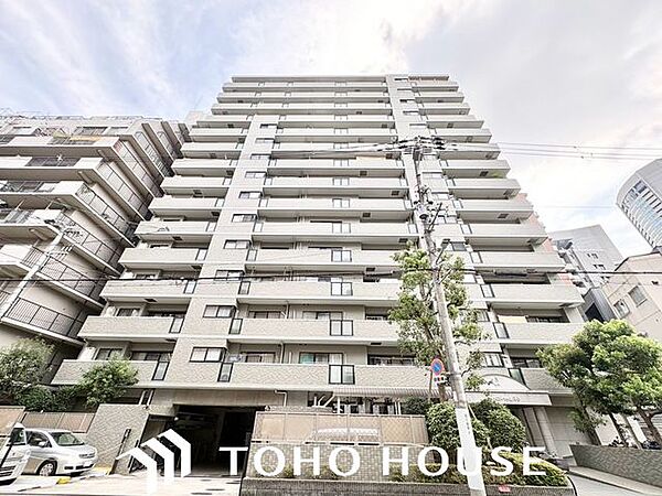 街に溶け合う美しい景観を生みだしているにも関わらず、採光や風通しを考えて設計された間取り。近隣との視線を考え、街全体で調整される窓位置。外観だけでなく、そこに住まうご家族の心地よさを最優先しました。