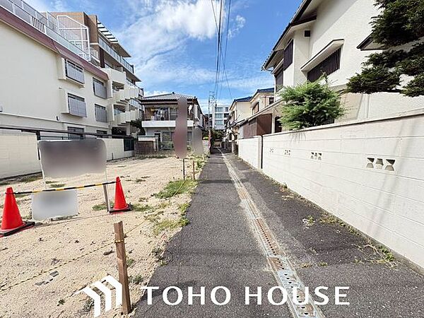 道路側からのアングルです。電柱の位置や隣家との境界なども、現在の更地の状態ならスッキリと見渡してご確認していただけます。