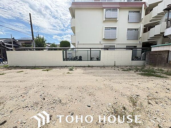 周囲の建物との距離感や日当たりの具合が確認しやすい状態です。採光や風通しを活かした明るいお家づくりがイメージできます。