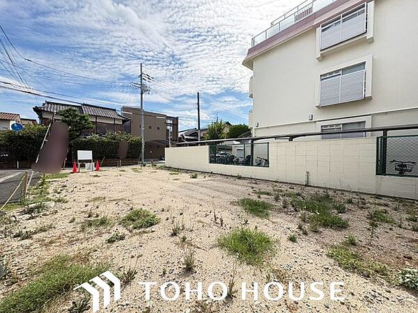 前面道路を含む周辺の様子です。落ち着いた雰囲気の住宅街で、穏やかな環境でマイホームでの新生活を始めたい方にぴったりの立地です。