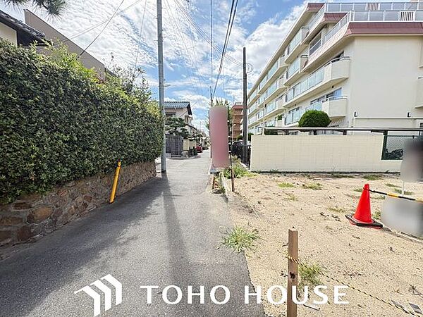 写真だけでは伝わらない実際の広さや、周辺の交通量・街並みの雰囲気などは、ぜひ現地でご体感ください。見学のご予約をお待ちしております！