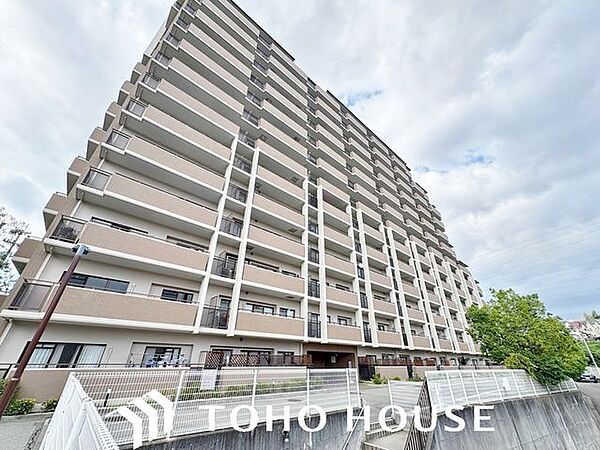 陽光を効率よく取り込めるよう、窓の配置や建物の形状に配慮された設計。外からの視線を適度に遮りながらも、室内に明るい光と心地よい風を届ける工夫が外観デザインからも見て取れます。