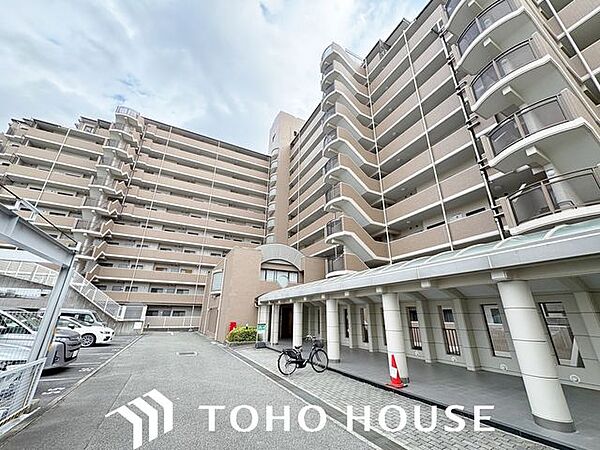 落ち着いた住環境に相応しい、気品ある佇まいの外観デザイン。前面道路の幅員（または周辺の開放感）にも恵まれており、圧迫感を感じさせない開放的でスッキリとした外観が魅力的な物件です。
