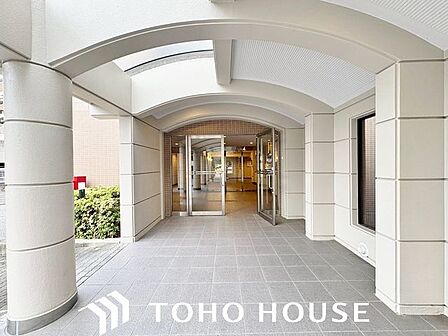 床面やガラス類が綺麗に維持されており、日頃の丁寧な巡回・清掃体制が窺えるエントランス。共有部が常に清潔に保たれていることは、物件全体の良好な管理状態と購入後の安心感を示す重要な要素です。