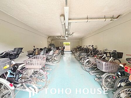 雨や直射日光から大切な自転車を守れる屋根付きの駐輪場スペース。毎日の通勤・通学、お買い物で自転車を利用するご家族に嬉しい共有設備です。整理整頓しやすく、出し入れもスムーズに行える配置になっています。