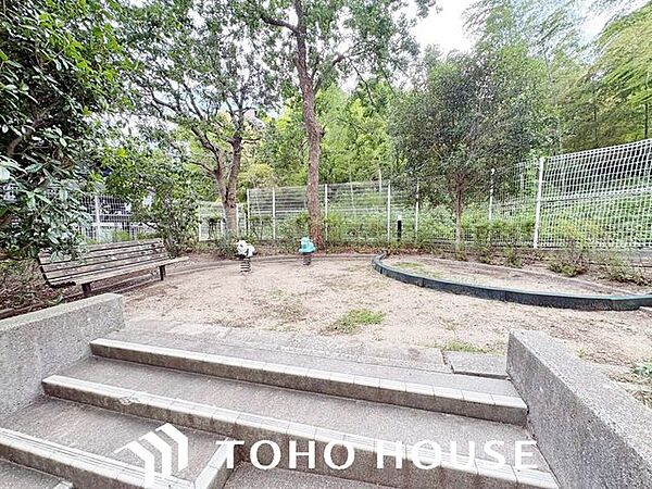 敷地内に併設された公園スペース。敷地内のため車の通り抜けを心配することなく、小さなお子様も安心して伸び伸び遊ばせることができます。日常のお散歩やちょっとした息抜きにも気軽に利用できる嬉しい共有施設です