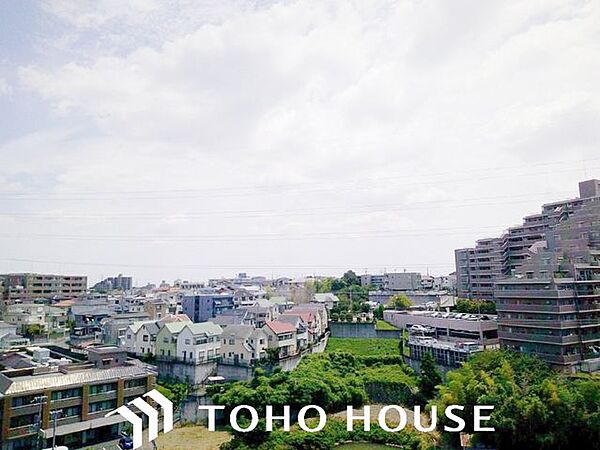 前面に極端な遮蔽物がなく、程よい開放感を確保した窓からの眺望。外からの視線が直接気になりにくい配置（または距離感）が保たれており、室内にいながら周囲の落ち着いた住環境を確認できる安心の景色です。