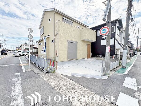 落ち着いたカラーリングと直線的なフォルムが目を引く、モダンな外観デザイン。周囲の環境に調和するスタイリッシュな佇まいで、外壁の質感が建物の堅牢さとクオリティを感じさせる仕上がりです。