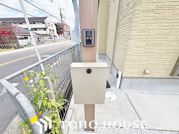 防犯性に優れたカギ付きの郵便ポストを採用しています。大切な郵便物や個人情報をしっかり守り、プライバシーの面でも安心。毎日の出し入れがしやすいよう、使い勝手にもこだわった設計です。