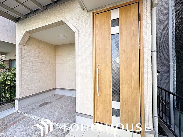 落ち着いた木目調やモダンなカラーの断熱ドア（またはスリットガラス付き仕様）を採用した、品格のある玄関。防犯性の高いダブルロック（または手動・電子錠対応）など、機能面にも配慮された設計です。