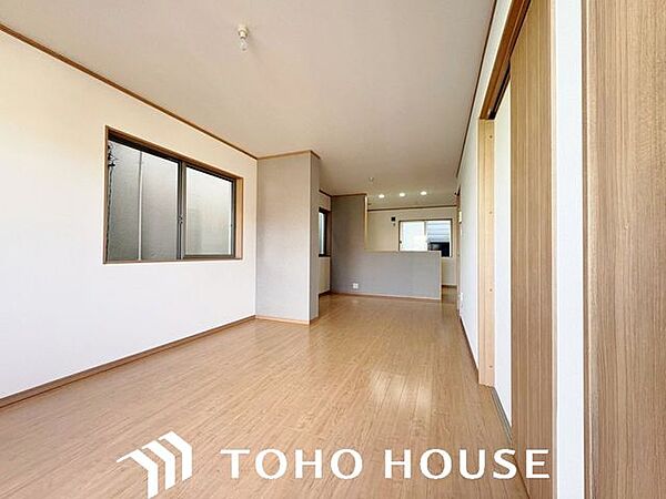 食卓から家族の賑やかな会話が聞こえてきそうな雰囲気が醸し出されたキッチンでリビングと一体感を感じる動線の間取りタイプです。