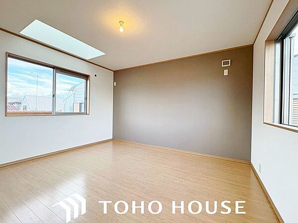 窓からの採光をしっかりと確保した明るい洋室。日中は自然光が室内に心地よく行き渡り、爽やかな空間を演出します。毎日の目覚めを心地よく迎えられるため、主寝室としての利用にもおすすめです。