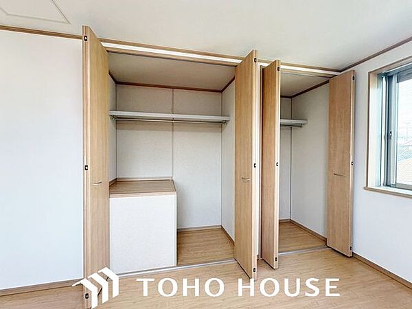 たくさんの洋服をかけてもシワになりにくいウォークインクローゼット。洋服以外にも、普段使わない家電やスーツケース、ストック品など何でも片付く嬉しい空間です。