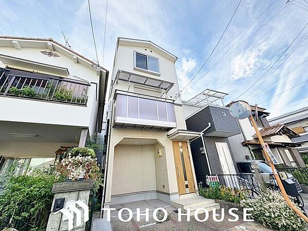 周囲の街並みと美しく調和する、洗練されたデザインの外観。飽きのこないシンプルなカラーリングとスタイリッシュなフォルムが、住まいとしてのクオリティの高さと落ち着いた佇まいを演出します。