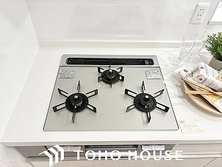 お料理をされる方には3口のコンロは必要不可欠になりますね。グリルもしっかり付いてますので美味しくお魚も焼けちゃいます。
