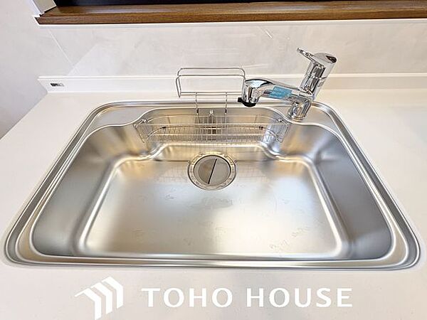 浄水と原水をボタン一つで切り替えられる浄水器一体型水洗を採用しています。お米を炊いたりする際に浄水機能とを使い分けるなど、近年主流になりつつある人気の設備です。
