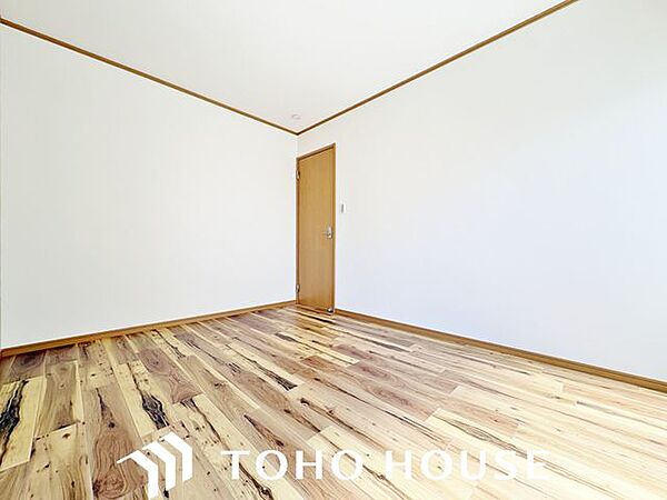 生活感を感じない空間では落ち着く事はできませんし、生活感を感じ過ぎてもいけません。絶妙な雰囲気を纏った配色や素材感を意識してコーディネート致しました。