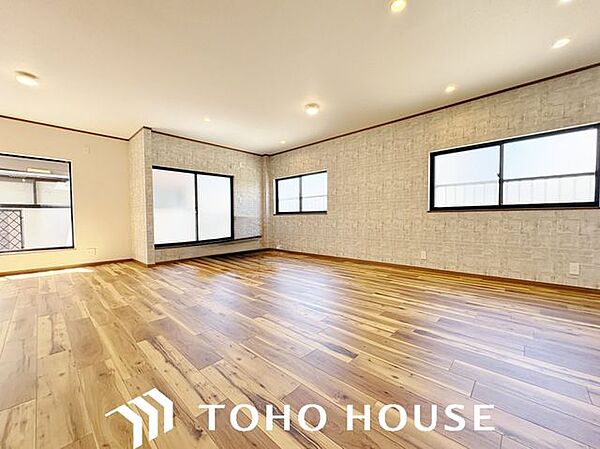 日照に恵まれたお部屋。柔らかい自然光で朝目覚める暮らしが送れるだろう。また、機能的なクローゼットを配置して、片付いた空間も実現出来そう。