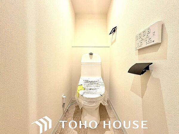 シンプルに清潔感のあるホワイト色。収納が付いて実用性も兼ね備えた造り。換気出来るよう、窓も完備。いつも清潔な空間であって頂けるよう配慮しました。