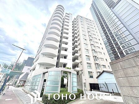 賃貸の更新時期が迫っている人。更新料を払うか、新しく賃貸を探して、敷金・礼金を払うか、悩ましいところ。いっそ購入してしまうのも手。家賃と同等程度の支払いで、自分の住まいを手に入れよう。
