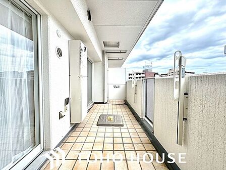 頬をなでる優しい風を感じることが出来るバルコニー。つい深呼吸をしたくなる気持ちの良い眺望はこのお部屋の自慢です。もちろんお洗濯物を干すスペースとしても十分な広さがあります。