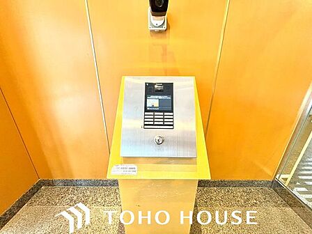 エントランスの写真になります。セキュリティーも良好なオートロックも完備しております。留守がちなお客様にも便利な宅配ボックスのございます。