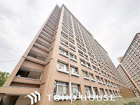 築年数を感じさせない綺麗な外壁や、美しく維持された共有部から管理体制の良さが窺えるマンション。適切なメンテナンスが行われていることが外観からも分かり、購入後の安心感にもつながります。
