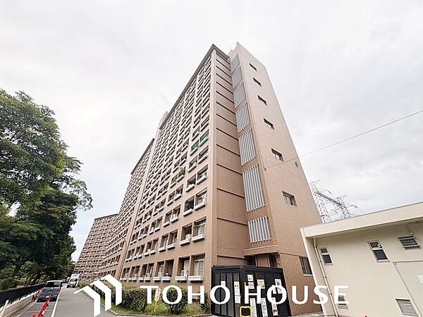 落ち着いた住環境に相応しい、気品ある佇まいの外観デザイン。前面道路の幅員（または周辺の開放感）にも恵まれており、圧迫感を感じさせない開放的でスッキリとした外観が魅力的な物件です。