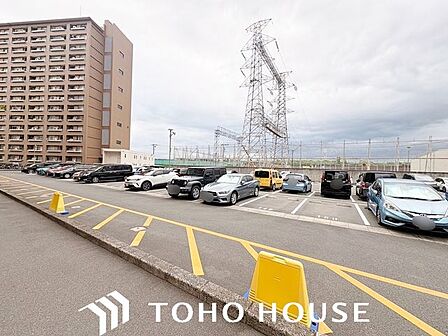前面道路からの見通しが良く、お車の出し入れがスムーズに行える駐車スペース。