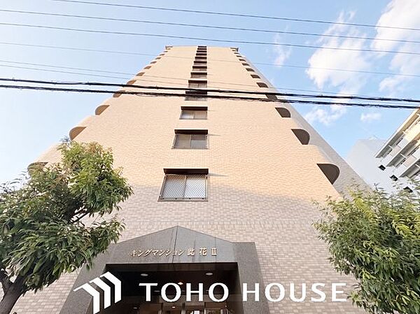 周囲の街並みと美しく調和する、洗練されたデザインの外観。飽きのこないシンプルなカラーリングとスタイリッシュなフォルムが、住まいとしてのクオリティの高さと落ち着いた佇まいを演出します。