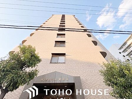 周囲の街並みと美しく調和する、洗練されたデザインの外観。飽きのこないシンプルなカラーリングとスタイリッシュなフォルムが、住まいとしてのクオリティの高さと落ち着いた佇まいを演出します。