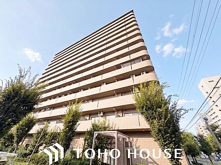 周囲の建物との間隔や配置に配慮されており、優れた陽当りや開放感を期待させる外観。各住戸への採光を遮りにくい設計がなされており、快適な居住性を外側からもしっかりと実感できる物件です。