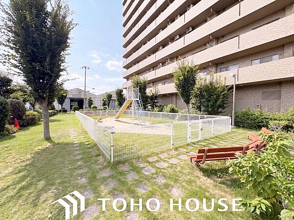陽光を効率よく取り込めるよう、窓の配置や建物の形状に配慮された設計。外からの視線を適度に遮りながらも、室内に明るい光と心地よい風を届ける工夫が外観デザインからも見て取れます。