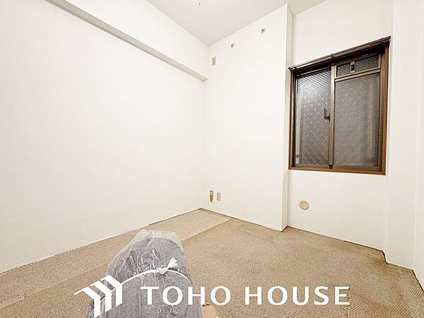 窓からの採光をしっかりと確保した明るい洋室。日中は自然光が室内に心地よく行き渡り、爽やかな空間を演出します。毎日の目覚めを心地よく迎えられるため、主寝室としての利用にもおすすめです。