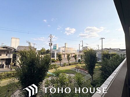 前面に極端な遮蔽物がなく、程よい開放感を確保した窓からの眺望。外からの視線が直接気になりにくい配置(または距離感)が保たれており、室内にいながら周囲の落ち着いた住環境を確認できる安心の景色です。