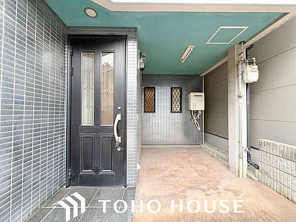 落ち着いた木目調やモダンなカラーの断熱ドア（またはスリットガラス付き仕様）を採用した、品格のある玄関。防犯性の高いダブルロック（または手動・電子錠対応）など、機能面にも配慮された設計です。