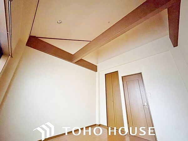 子ども部屋、書斎、あるいはゲストルームなど、ご家族のライフスタイル変化に合わせて多目的に使える洋室。無駄のないシンプルな形状だからこそ、用途を選ばずフレキシブルに活用可能です。