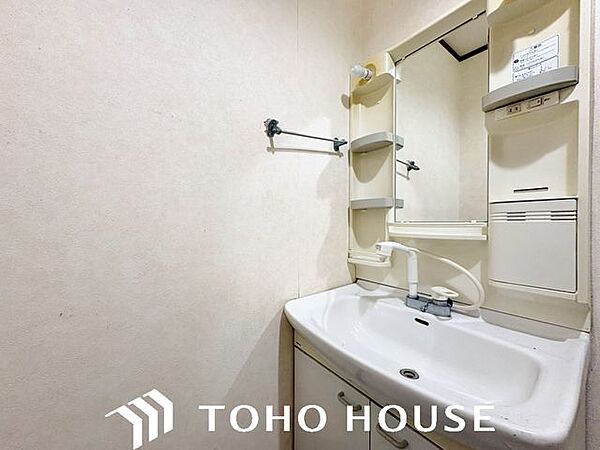 大きく見やすい三面鏡で清潔感ある洗面台。収納も多く、コスメ等もスッキリと仕舞えます。キッチンに隣接した位置関係ですので、家事動線もよく、ご家族のコミュニケーションが生まれ易い配置となっています。
